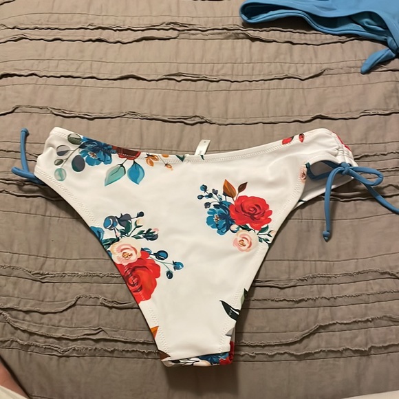 Brand is CUPSHE Size is a small fits extra small as well - Picture 5 of 5